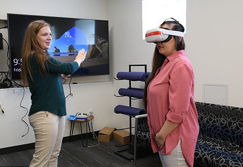 Dr. Mackenzie Shanahan works with a fellow trainee using virtual reality.
